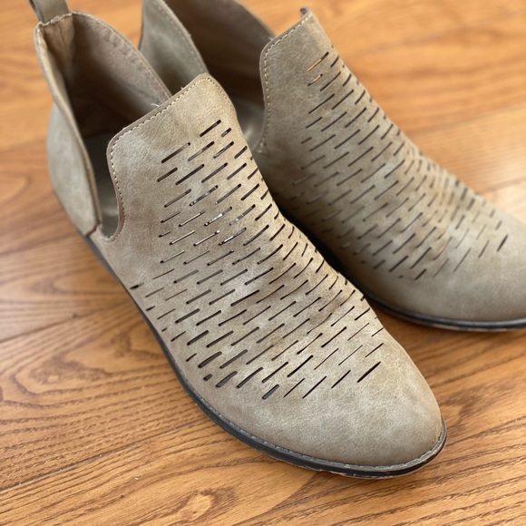 Shoes - Picture 7 of 9